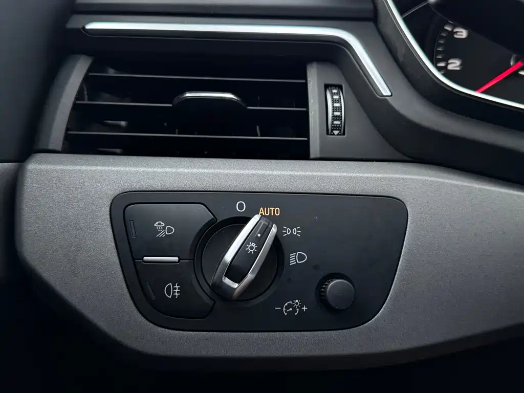 Audi A4L 2018 — фото 20