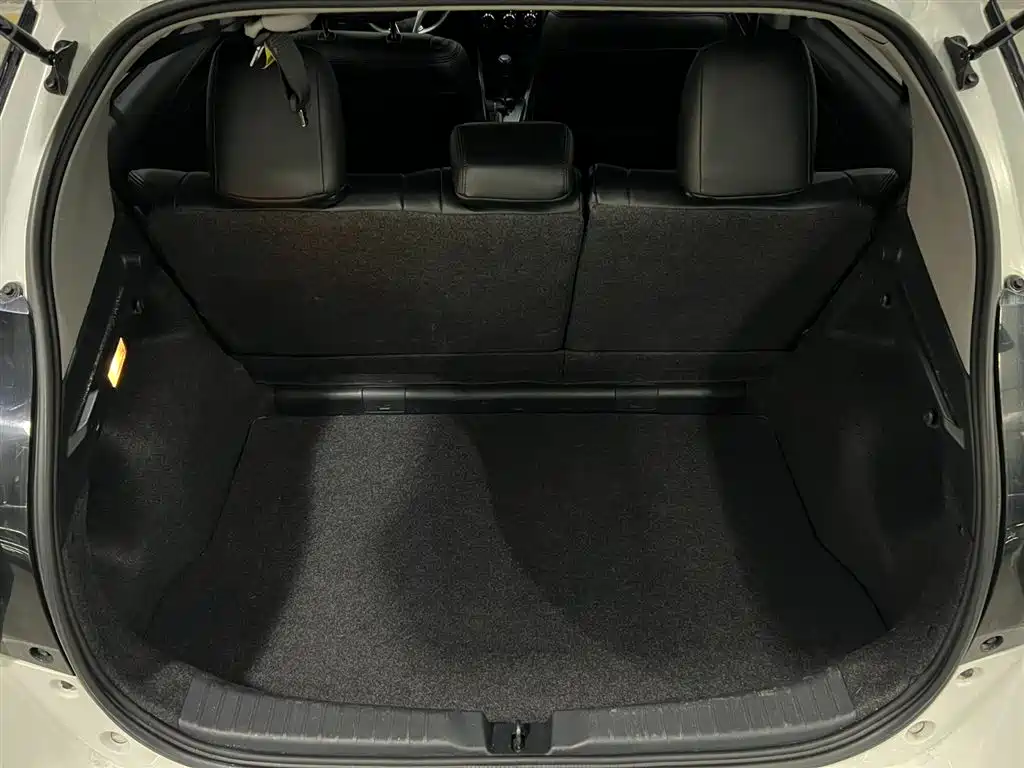 Toyota Yaris L 2022 — фото 7