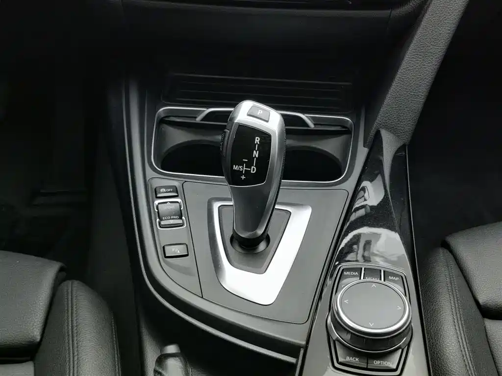 BMW 3 Series 2019 — фото 13