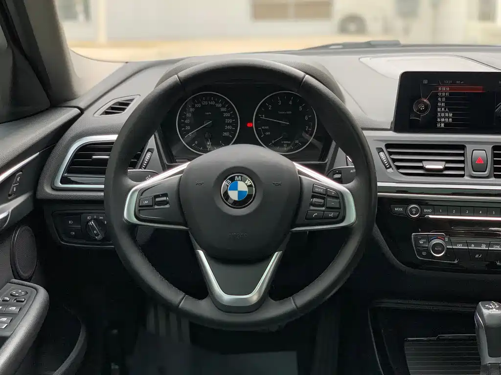 BMW 1 Series 2017 — фото 10