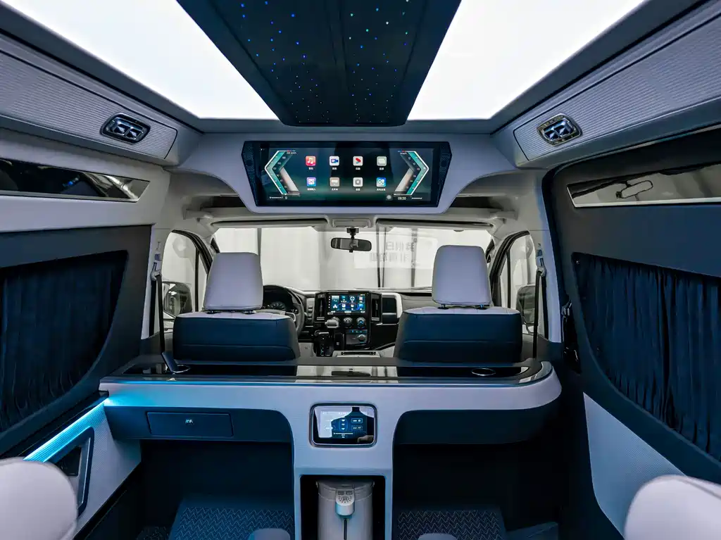 Toyota Hiace — фото 16