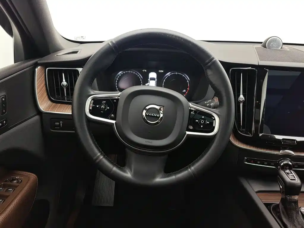 Volvo XC60 2021 — фото 11