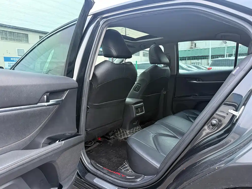 Toyota Camry 2022 — фото 12