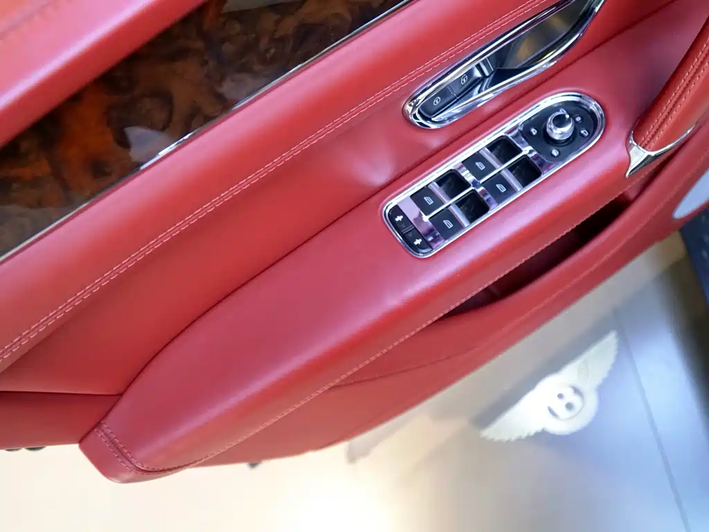 Bentley Bentayga 2018 — фото 14