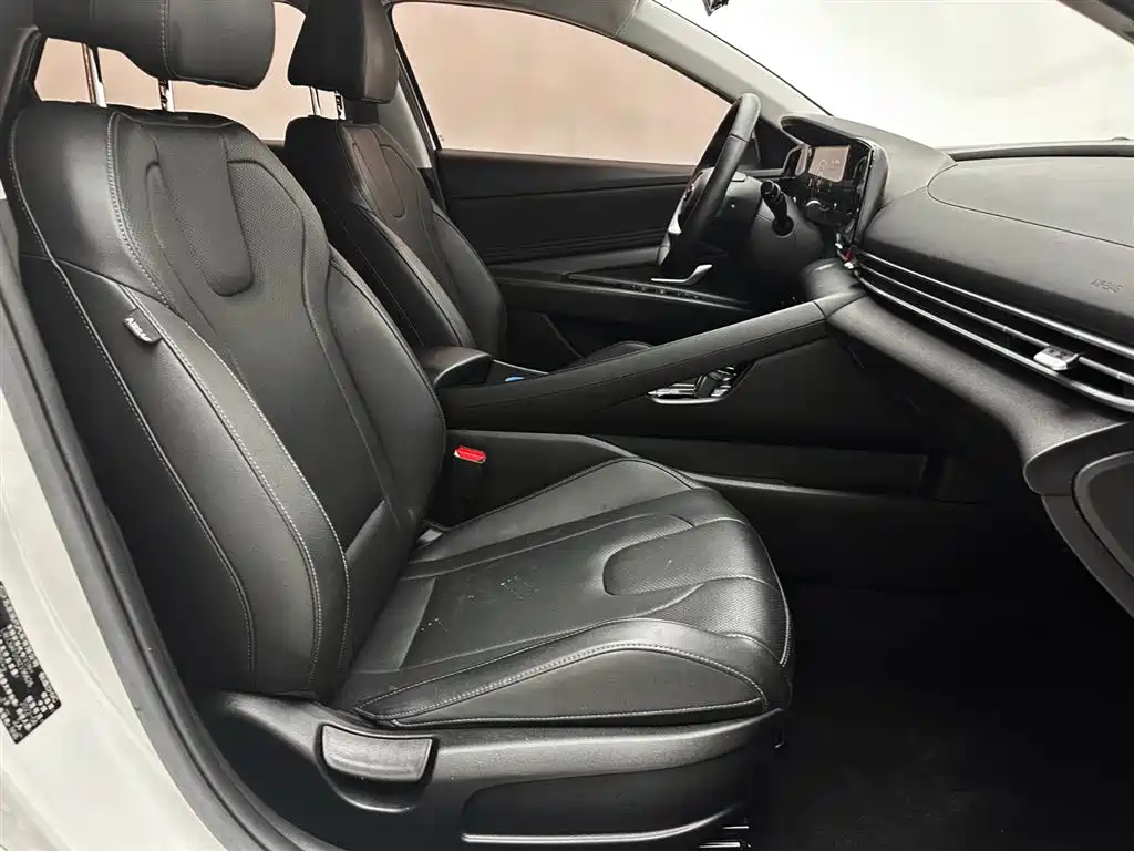 Hyundai Elantra 2022 — фото 20