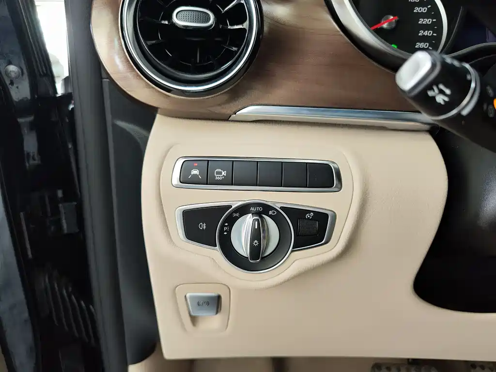 Mercedes-Benz V-Class 2021 — фото 18
