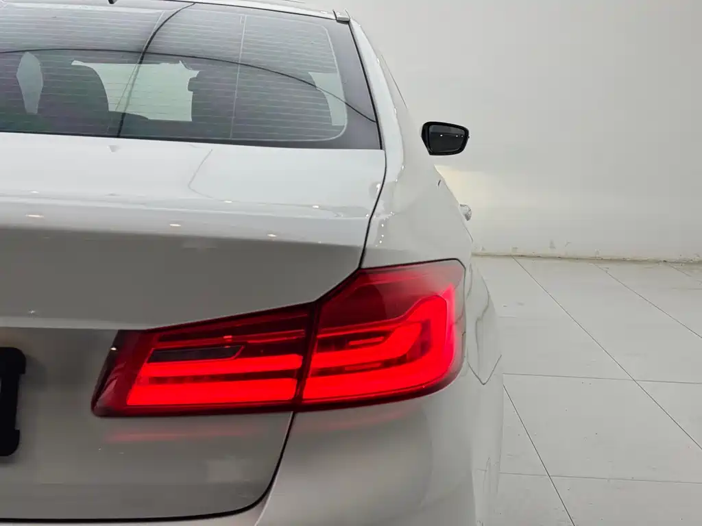 BMW 5 Series 2018 — фото 21