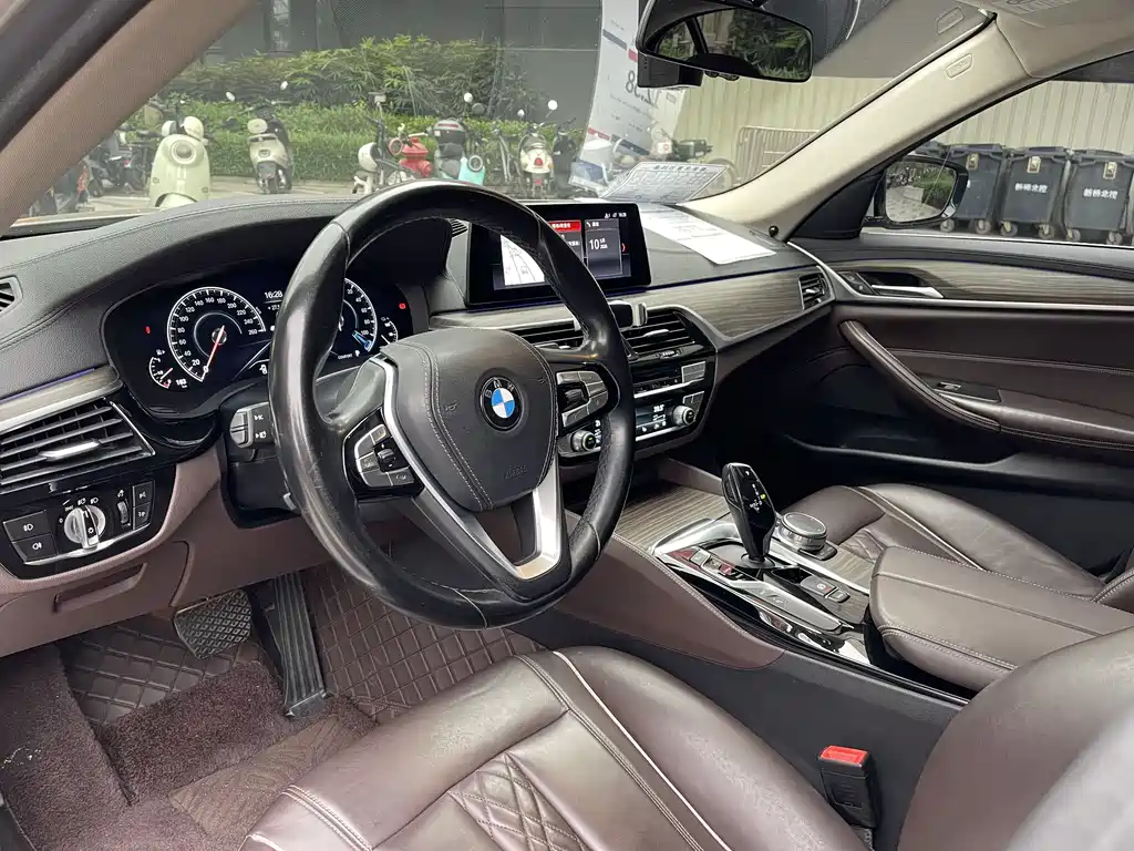BMW 5 Series New Energy 2019 — фото 10