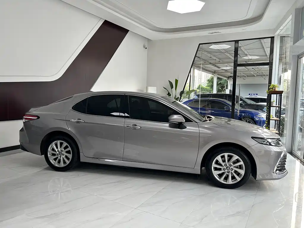 Toyota Camry 2022 — фото 12