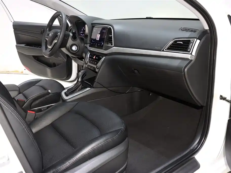 Hyundai Elantra 2019 — фото 8