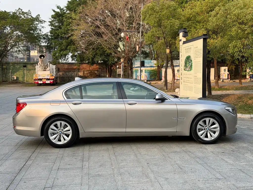 BMW 7 Series 2011 — фото 14