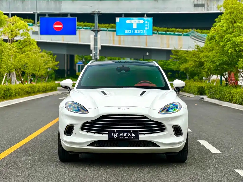Aston Martin DBX 2022 — фото 2