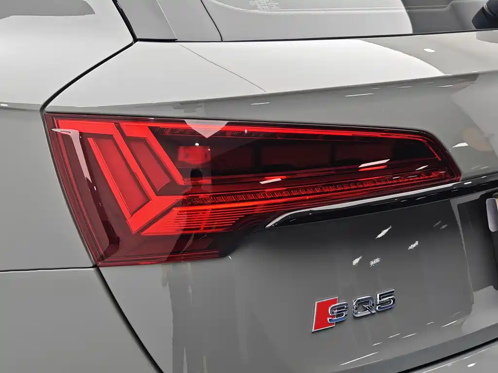 Audi SQ5 2022 — фото 17