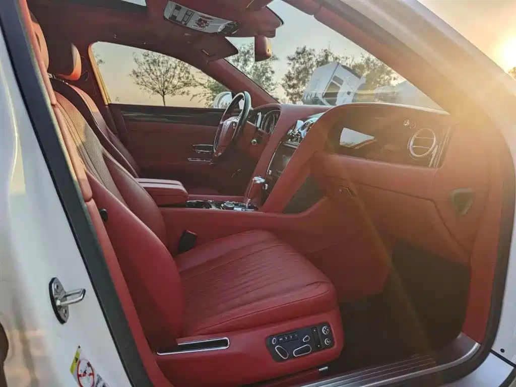 Bentley Flying Spur 2018 — фото 10