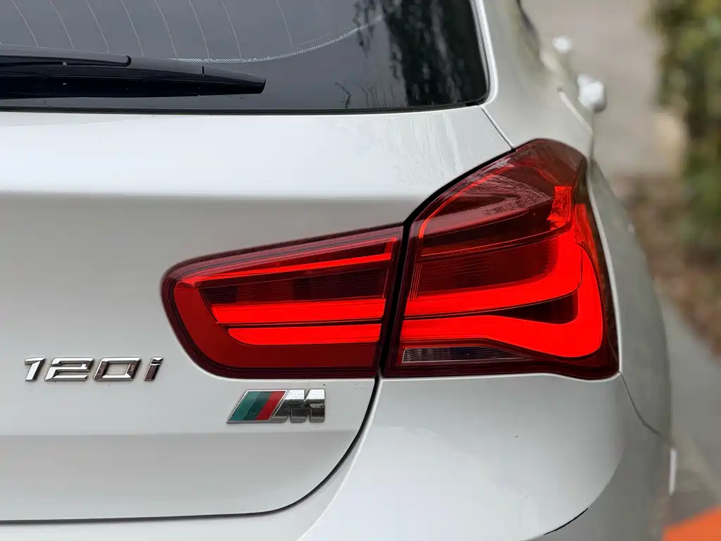 BMW 1 Series 2018 — фото 10