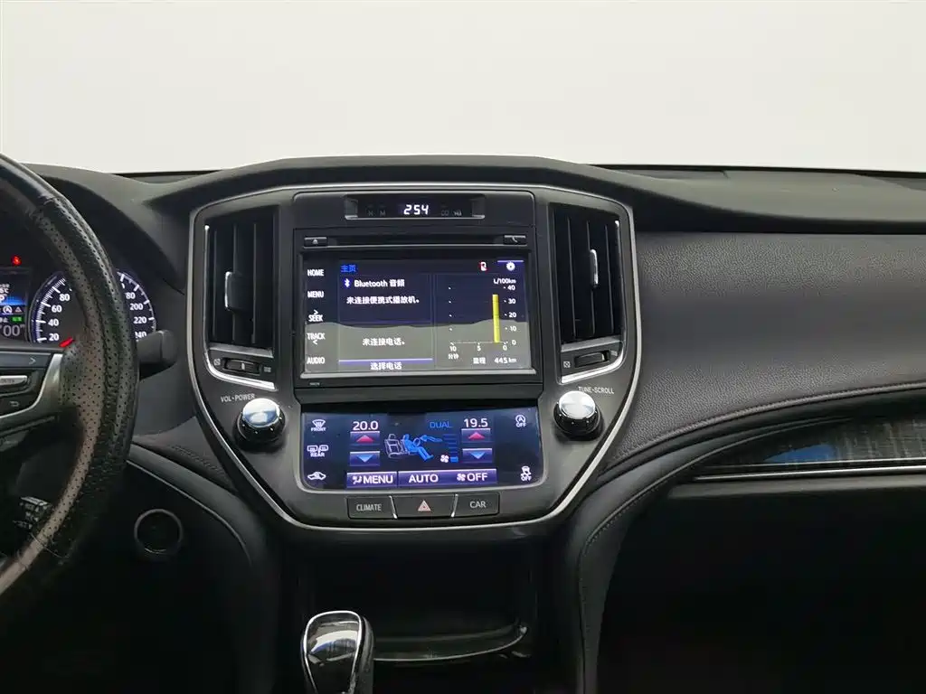 Toyota Crown 2017 — фото 12