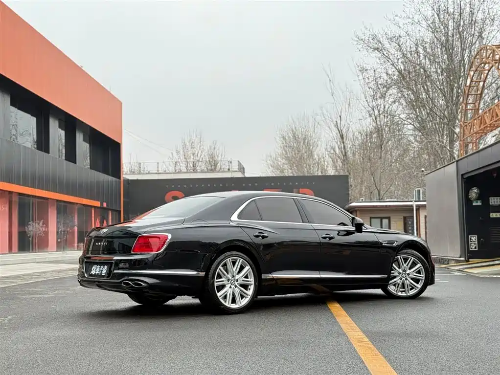 Bentley Flying Spur 2023 — фото 3