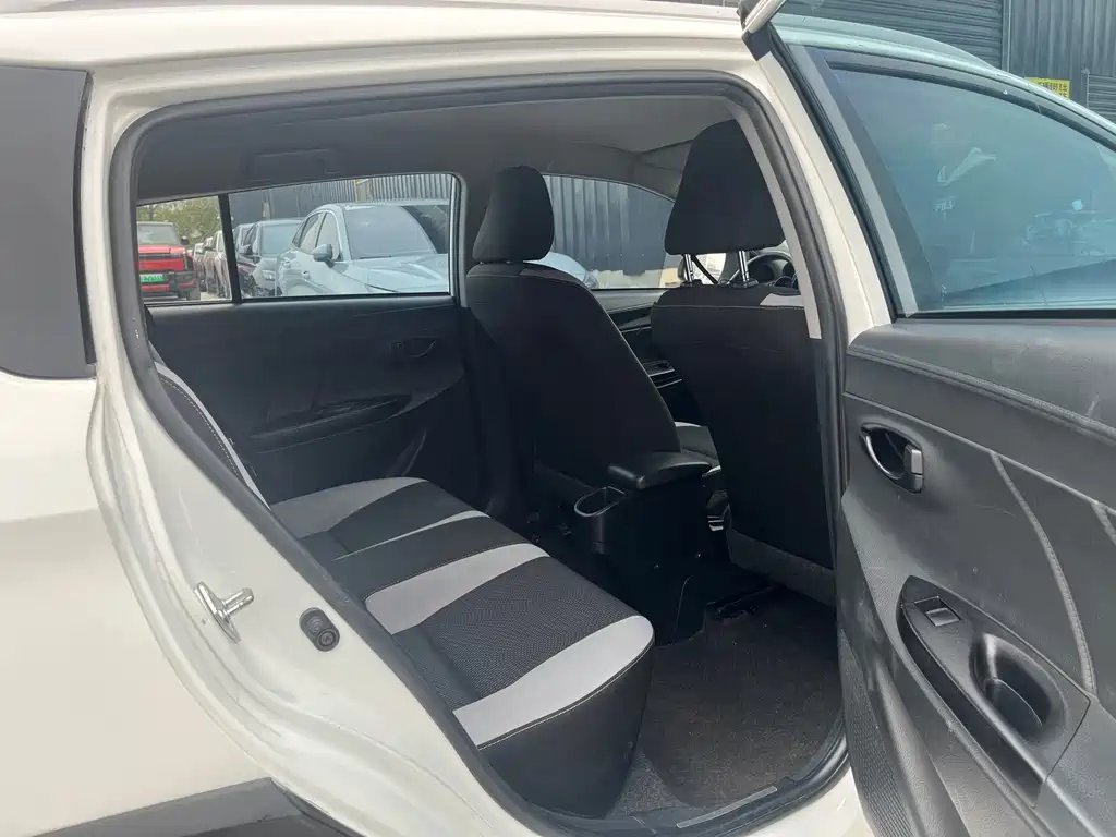 Toyota Yaris L 2023 — фото 12