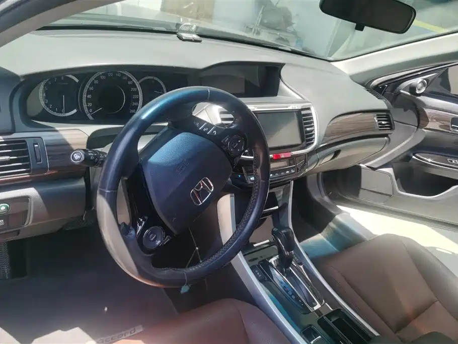 Honda Accord 2017 — фото 12