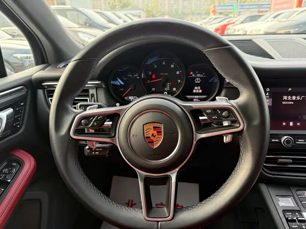 Porsche Macan 2018 — фото 11