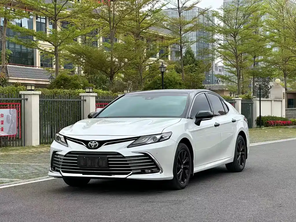 Toyota Camry 2022 — фото 1