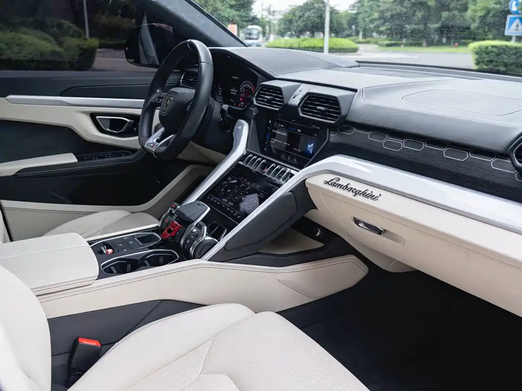 Lamborghini Urus 2019 — фото 22