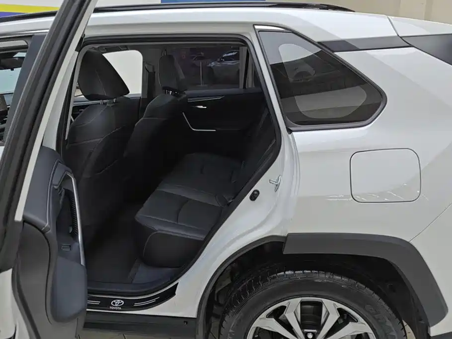 Toyota RAV4 2024 — фото 11