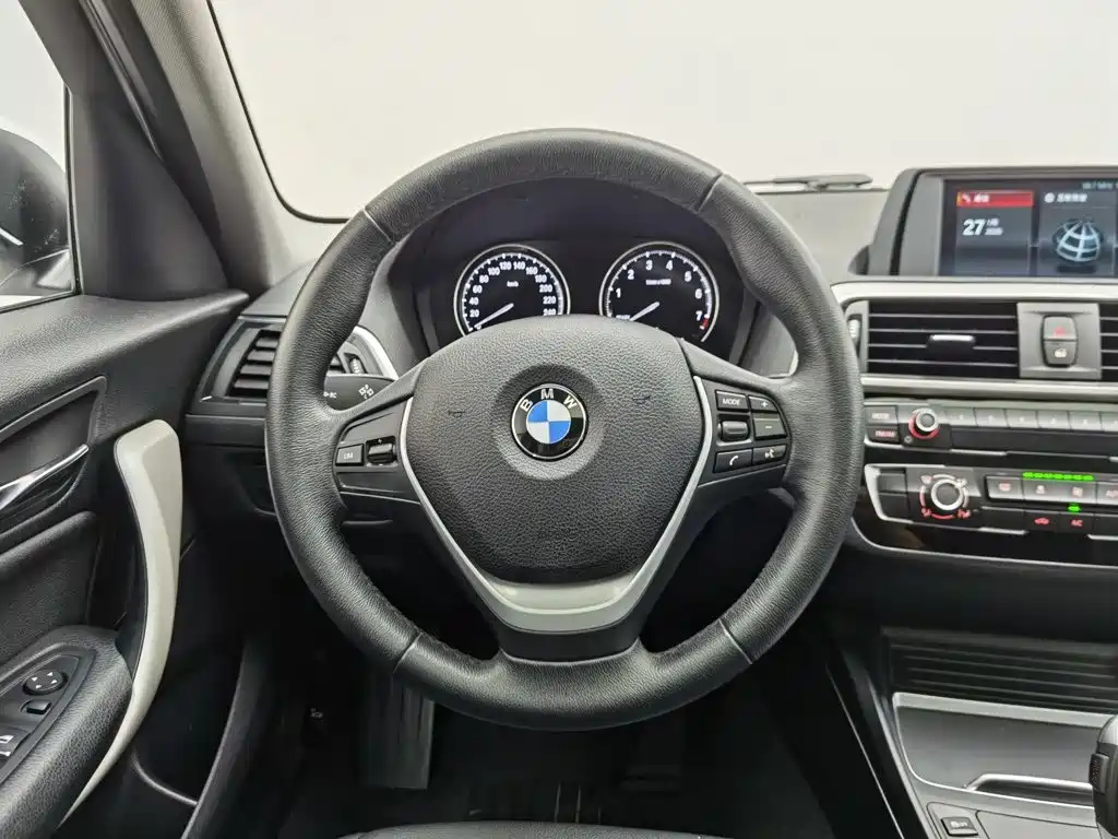 BMW 1 Series 2019 — фото 11