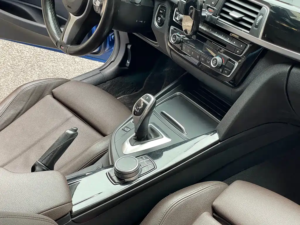 BMW 3 Series 2018 — фото 16