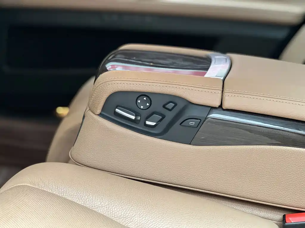 BMW 7 Series 2013 — фото 10