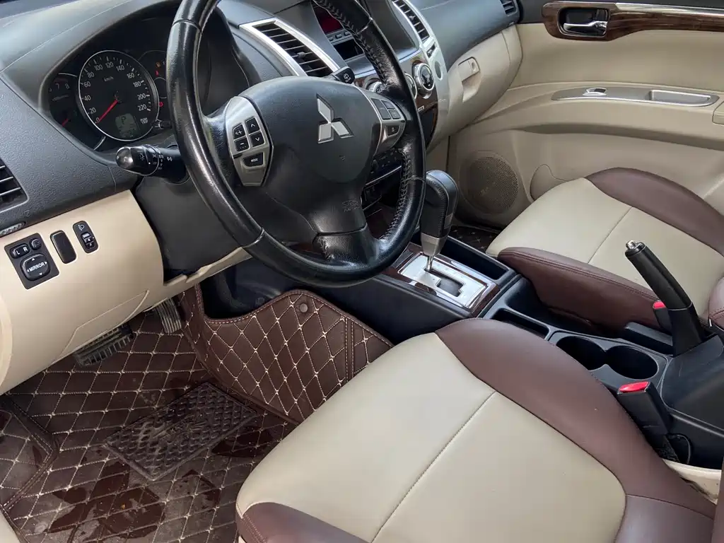 Mitsubishi Pajero Sport 2014 — фото 10