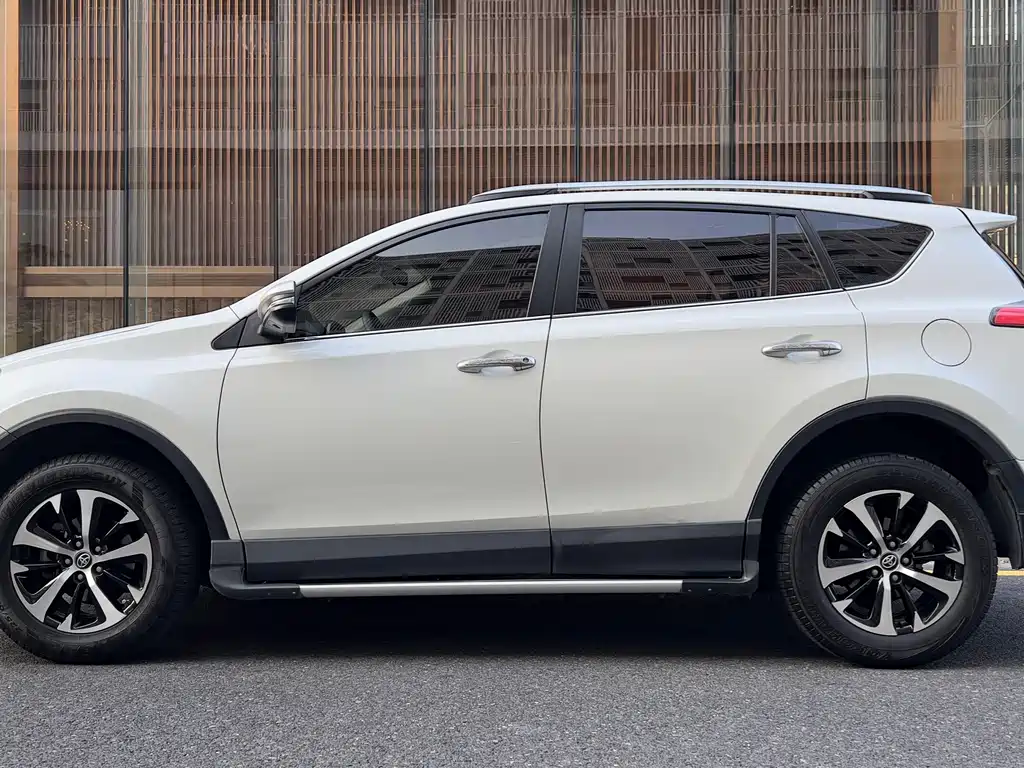 Toyota RAV4 2018 — фото 20