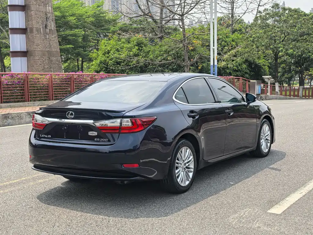 Lexus ES 2015 — фото 10