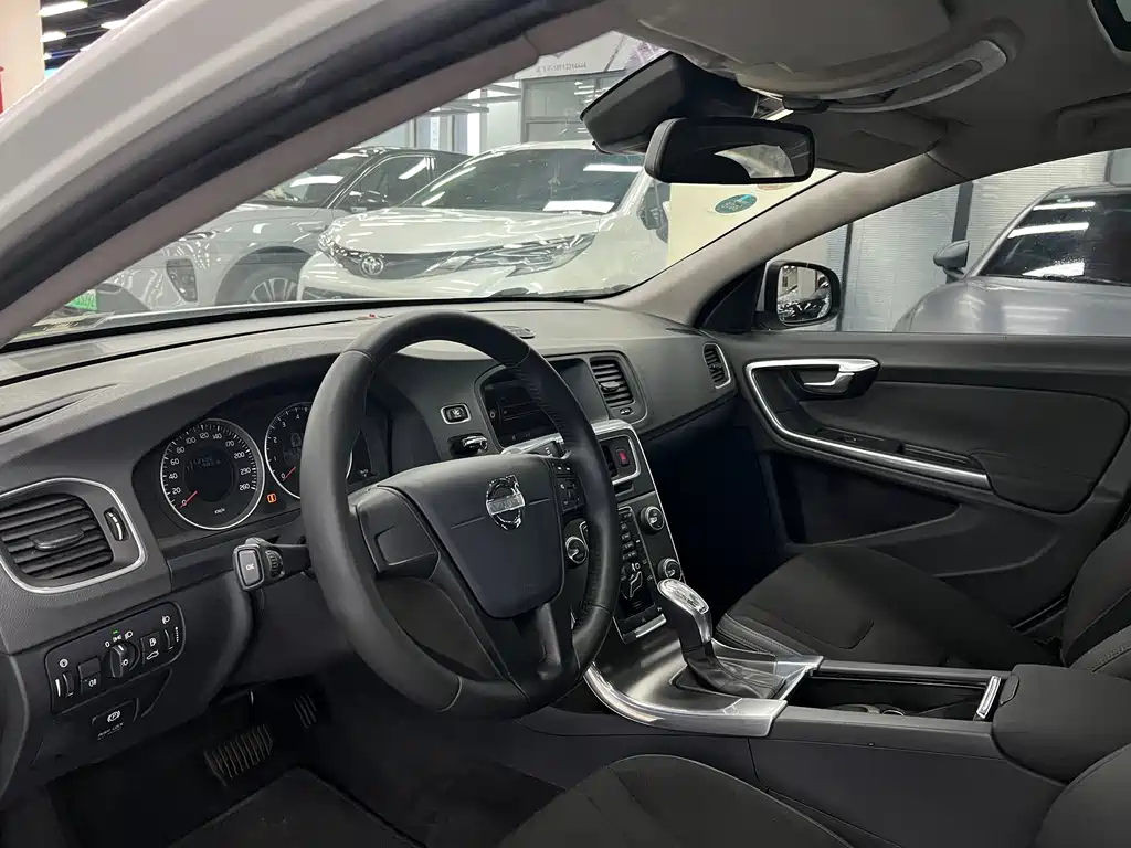 Volvo S60 2013 — фото 10