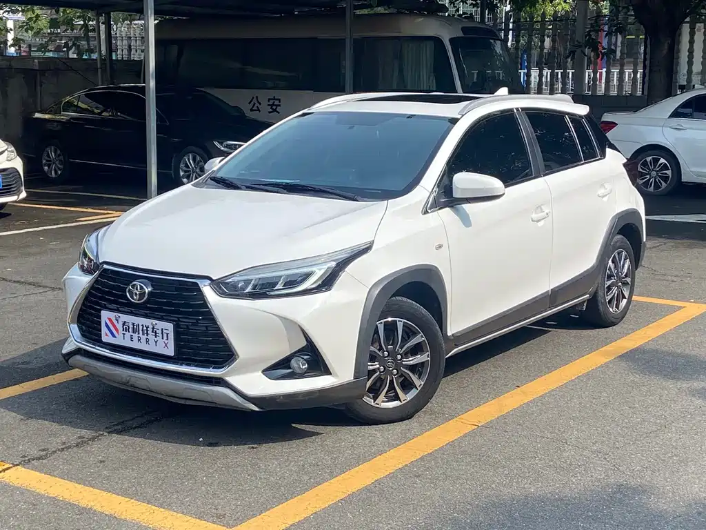 Toyota Yaris L 2022 — фото 1