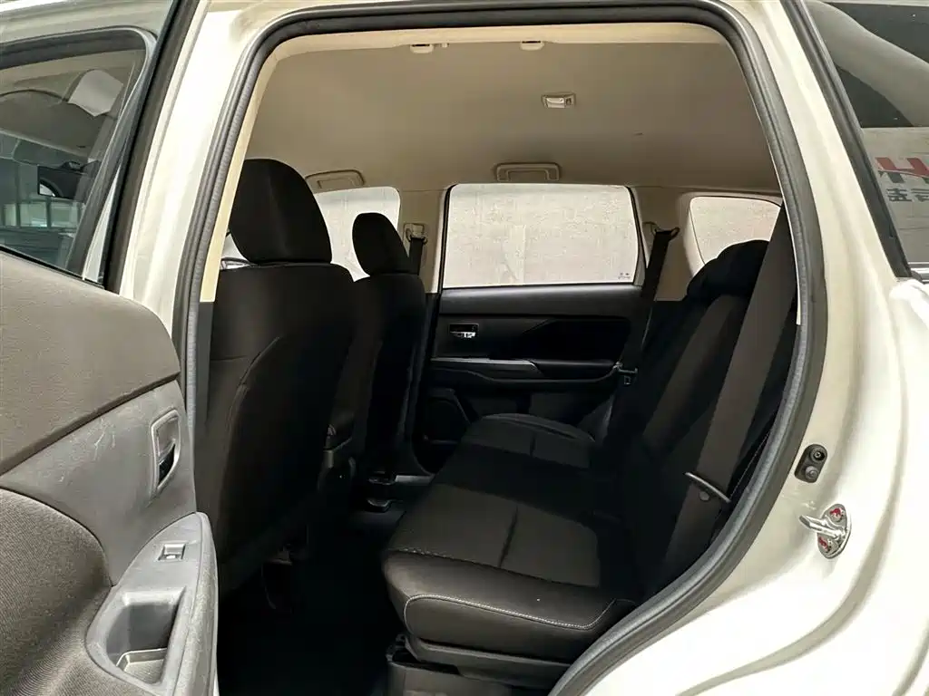 Mitsubishi Outlander 2023 — фото 10