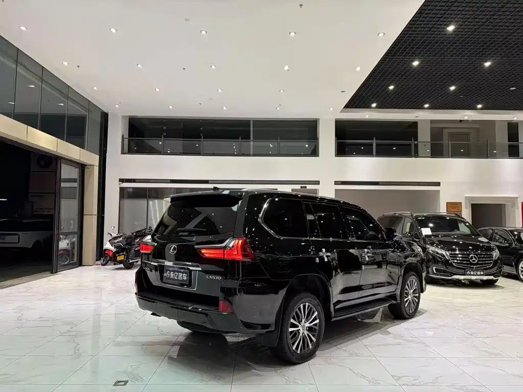 Lexus LX 2017 — фото 16