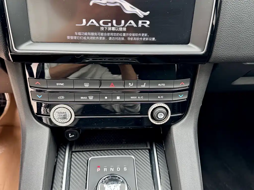 Jaguar F-PACE 2017 — фото 12