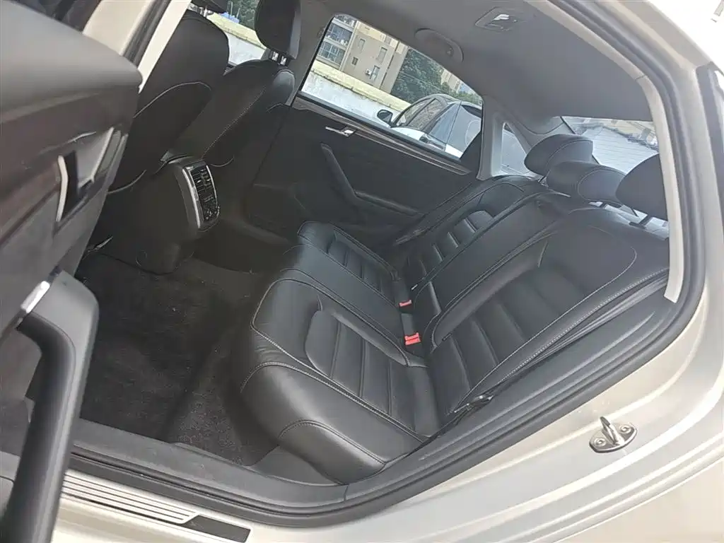Volkswagen Passat 2018 — фото 17