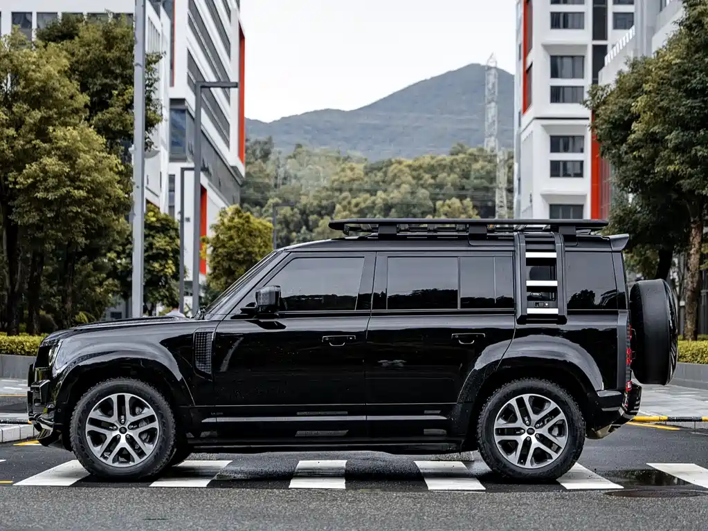 Land Rover Defender 2023 — фото 13