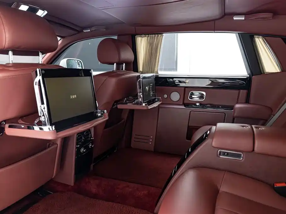 Rolls-Royce Phantom 2016 — фото 13