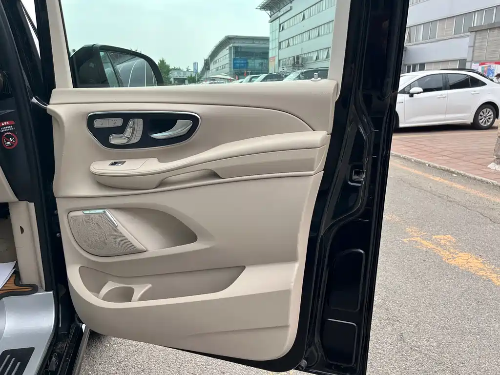Mercedes-Benz V-Class 2020 — фото 25