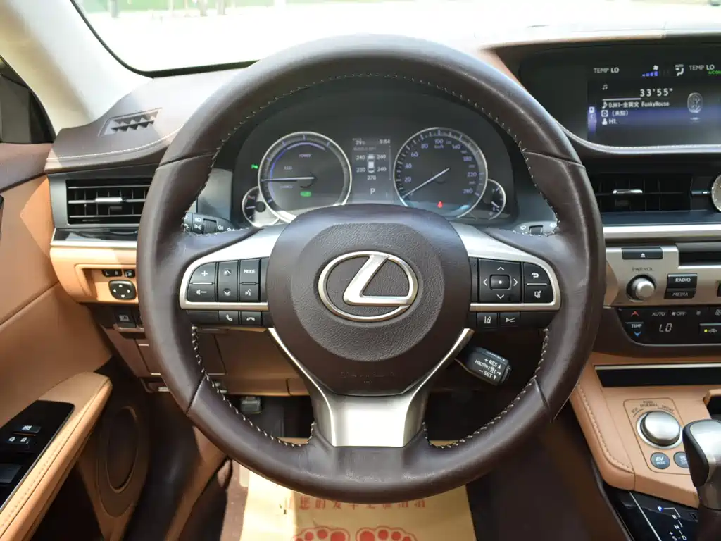 Lexus ES 2017 — фото 16