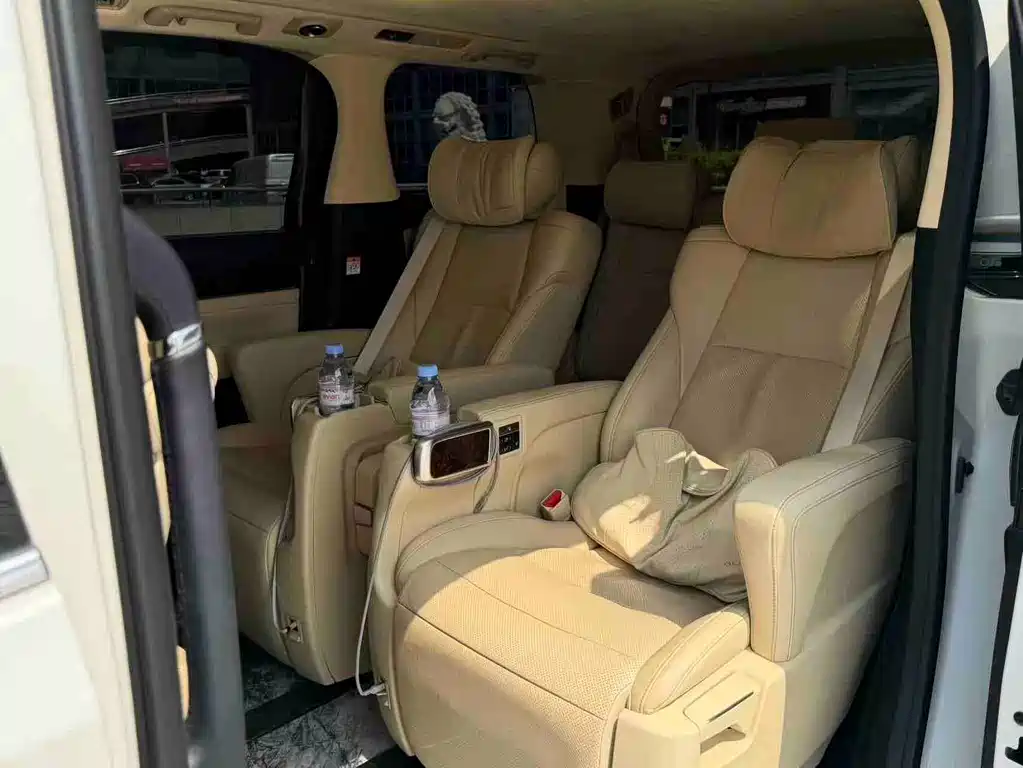 Toyota Alphard 2023 — фото 7