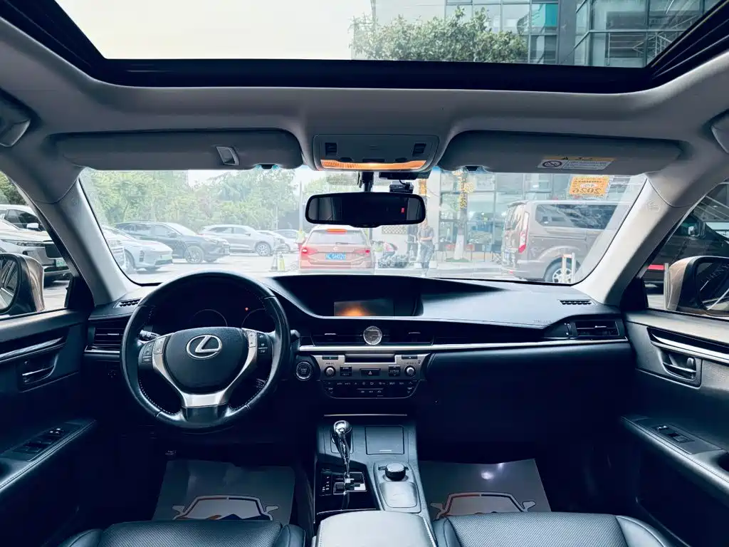 Lexus ES 2015 — фото 16