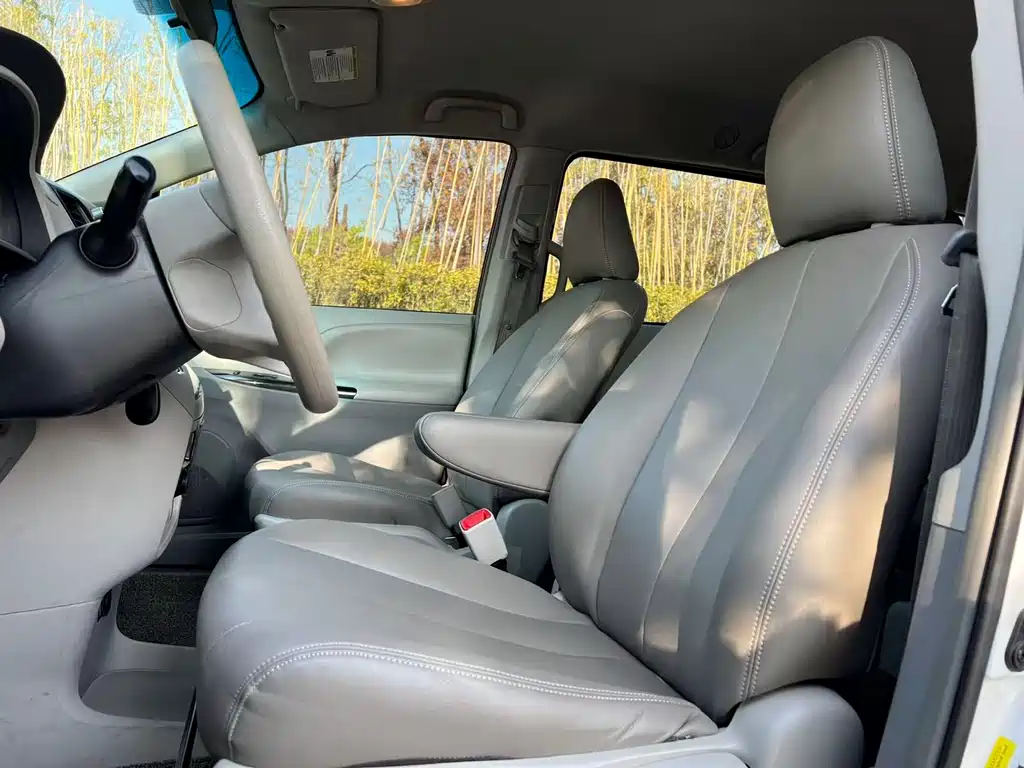 Toyota Sienna 2015 — фото 11
