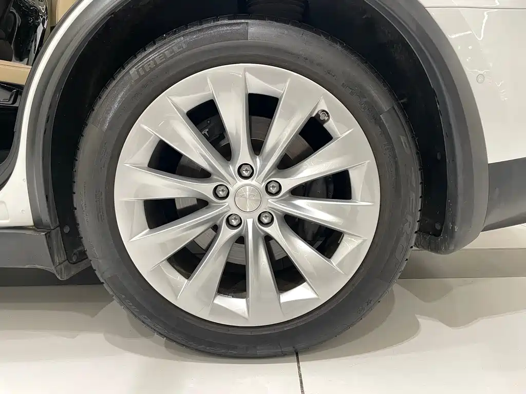 Tesla Model X 2017 — фото 11