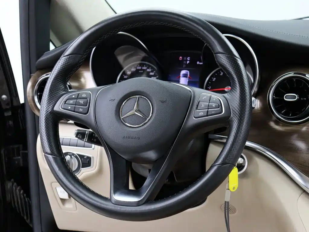 Mercedes-Benz V-Class 2021 — фото 15