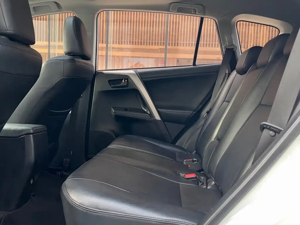 Toyota RAV4 2018 — фото 13