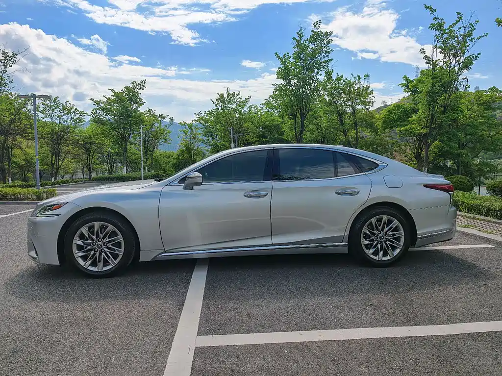 Lexus LS 2018 — фото 12